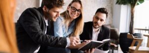 Coach entrepreneur anime un atelier entrepreneurial auprès d’élèves dans une salle de classe.