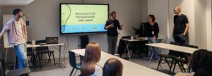 étudiants travaillant sur un projet entrepreneurial en équipe
