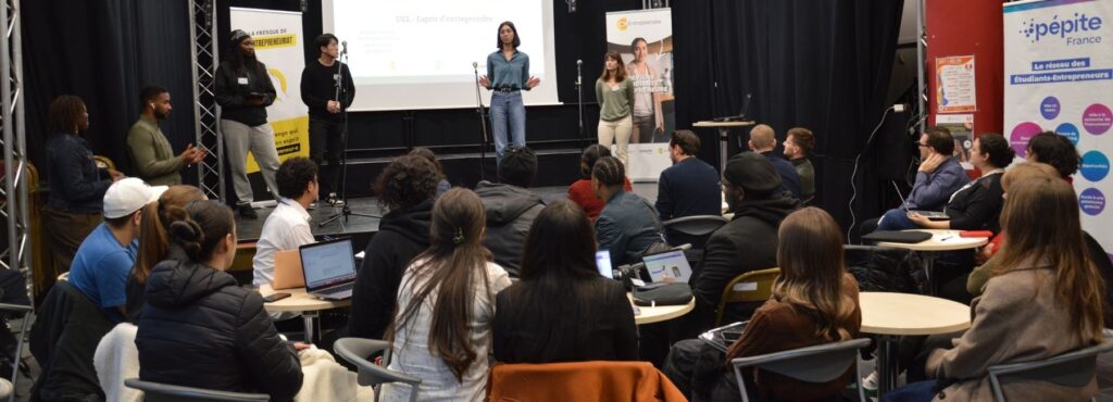 étudiant développant ses compétences entrepreneuriales à l’oral